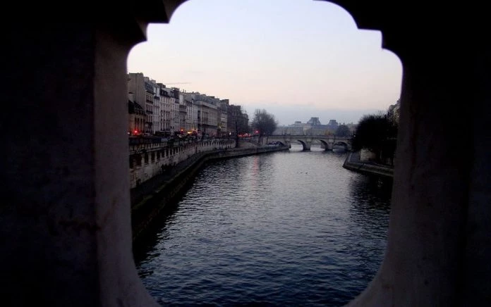 «Ανεβαίνει» επικίνδυνα ο Σηκουάνας – 1.500 άνθρωποι εγκατέλειψαν τα σπίτια τους